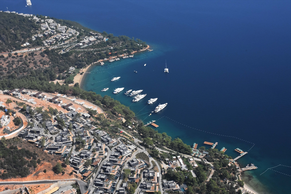 Bodrum'un maviyle yeşilin bütünleştiği koylarında yat hareketliliği yaşanıyor
