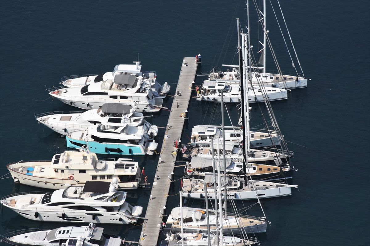Bodrum'un maviyle yeşilin bütünleştiği koylarında yat hareketliliği yaşanıyor