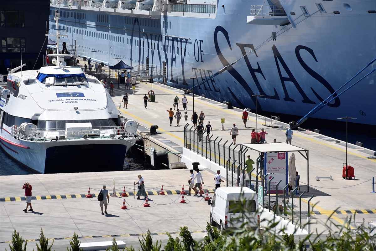 Bodrum’a 2 kruvaziyerle 5 bin 316 turist geldi
