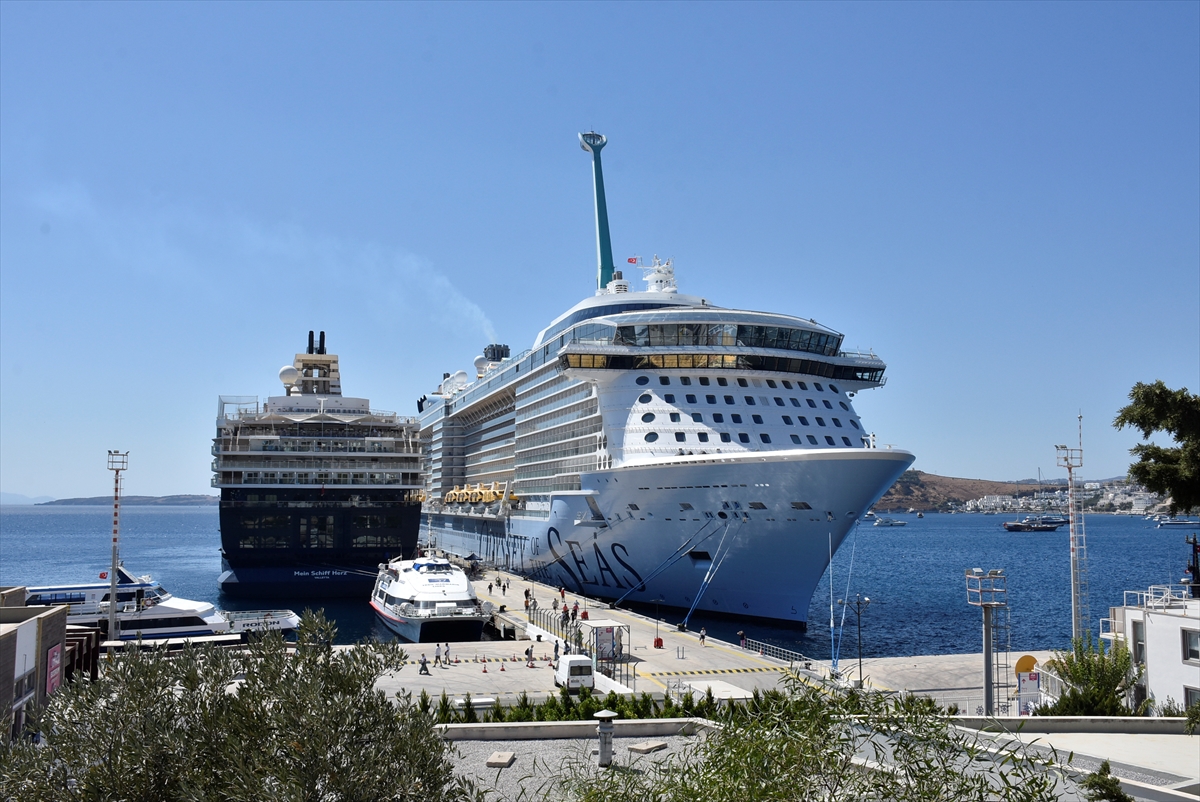 Bodrum’a 2 kruvaziyerle 5 bin 316 turist geldi