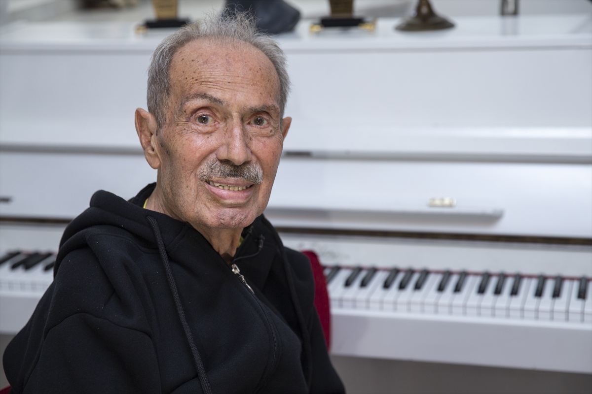 Caz sanatçısı Bozkurt İlham Gencer, 100 yaşında piyanosunun başında