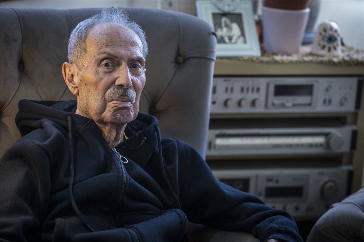 Caz sanatçısı Bozkurt İlham Gencer, 100 yaşında piyanosunun başında
