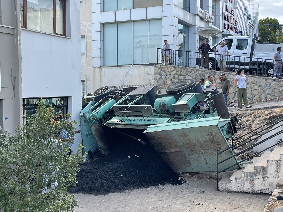 Bodrum'da asfalt kamyonu iş yerinin bahçesine devrildi