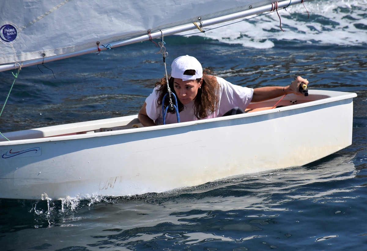 Bodrum'da çocukların hakemlik yaptığı 'Dino Cup'ta veliler yarıştı