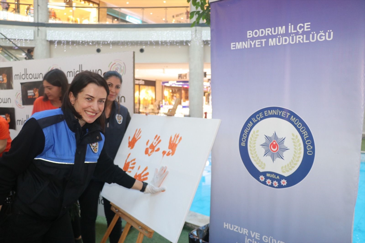 Polisler, deniz dibinde kadına şiddete karşı pankart açtı