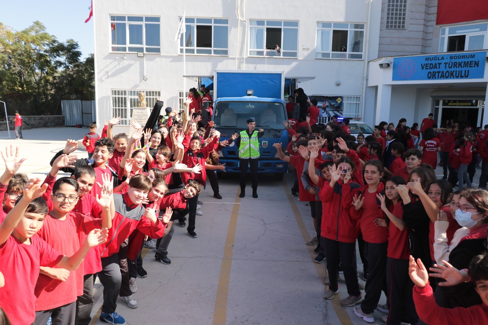  Bodrum'da öğrencilere uygulamalı emniyet kemeri eğitimi verildi