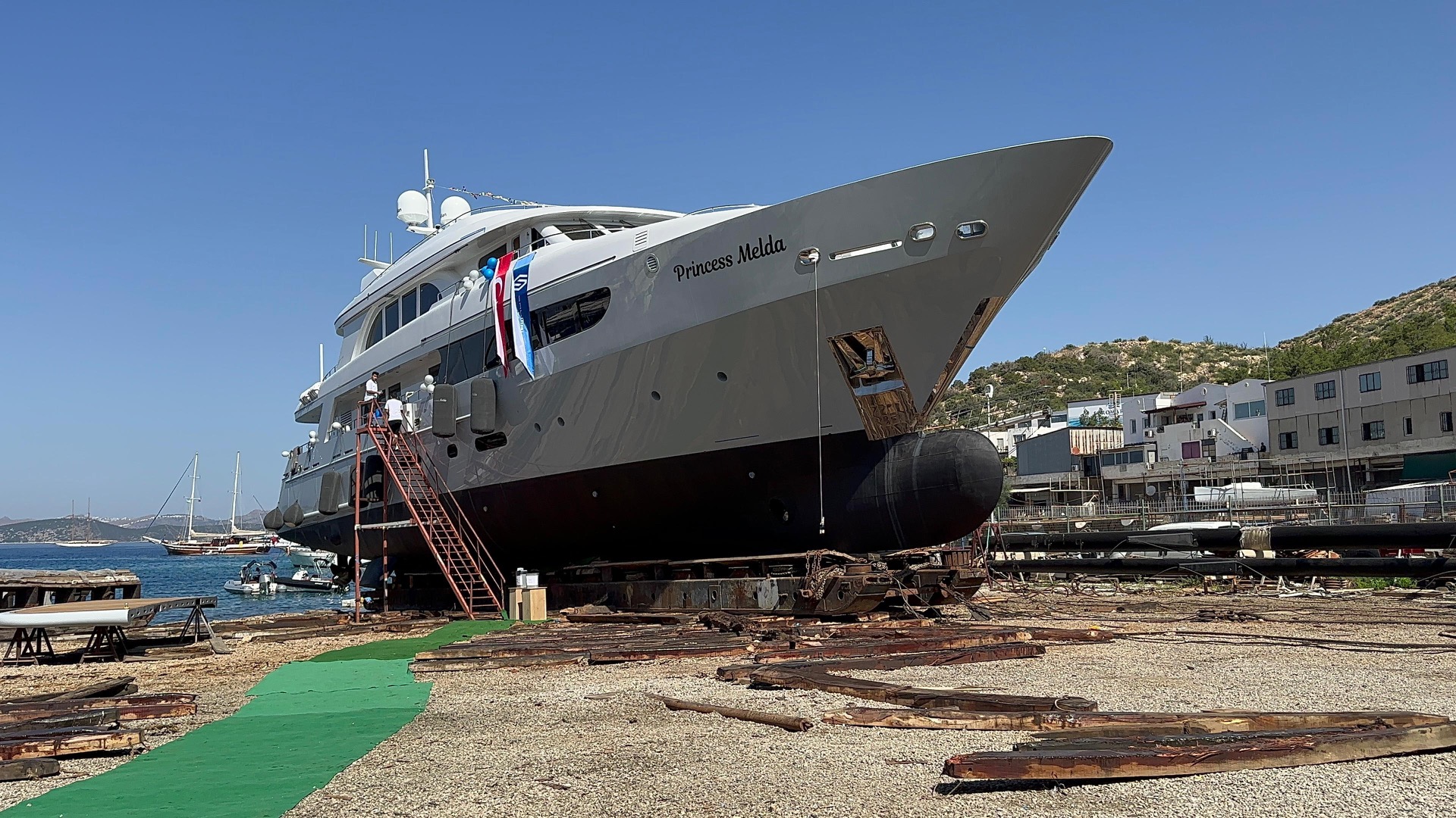 Bodrum’da üretilen milyon dolarlık yat denize indi