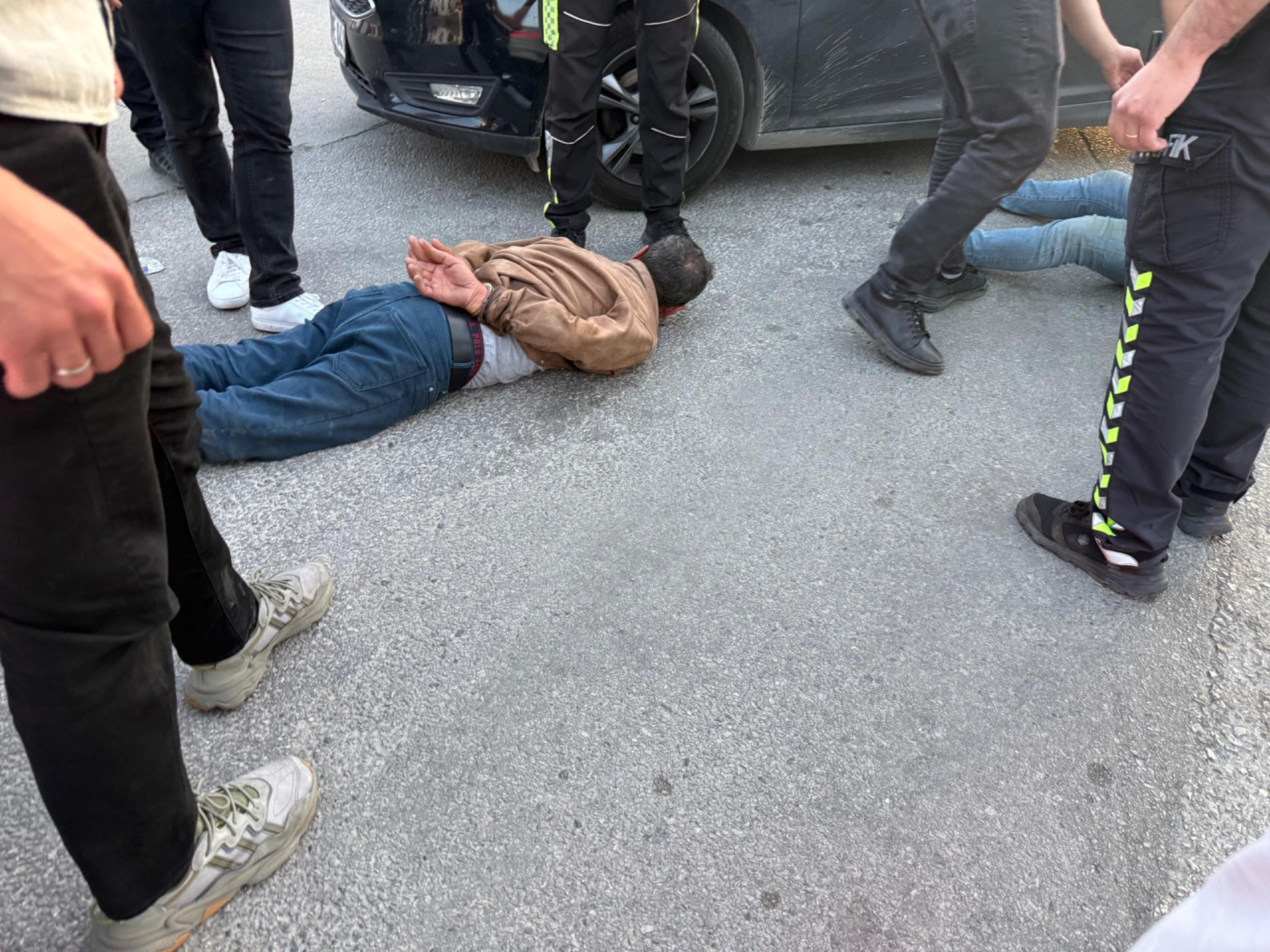 Durdurulan araçtaki şahıslar polise saldırdı: 2 yaralı, 3 gözaltı