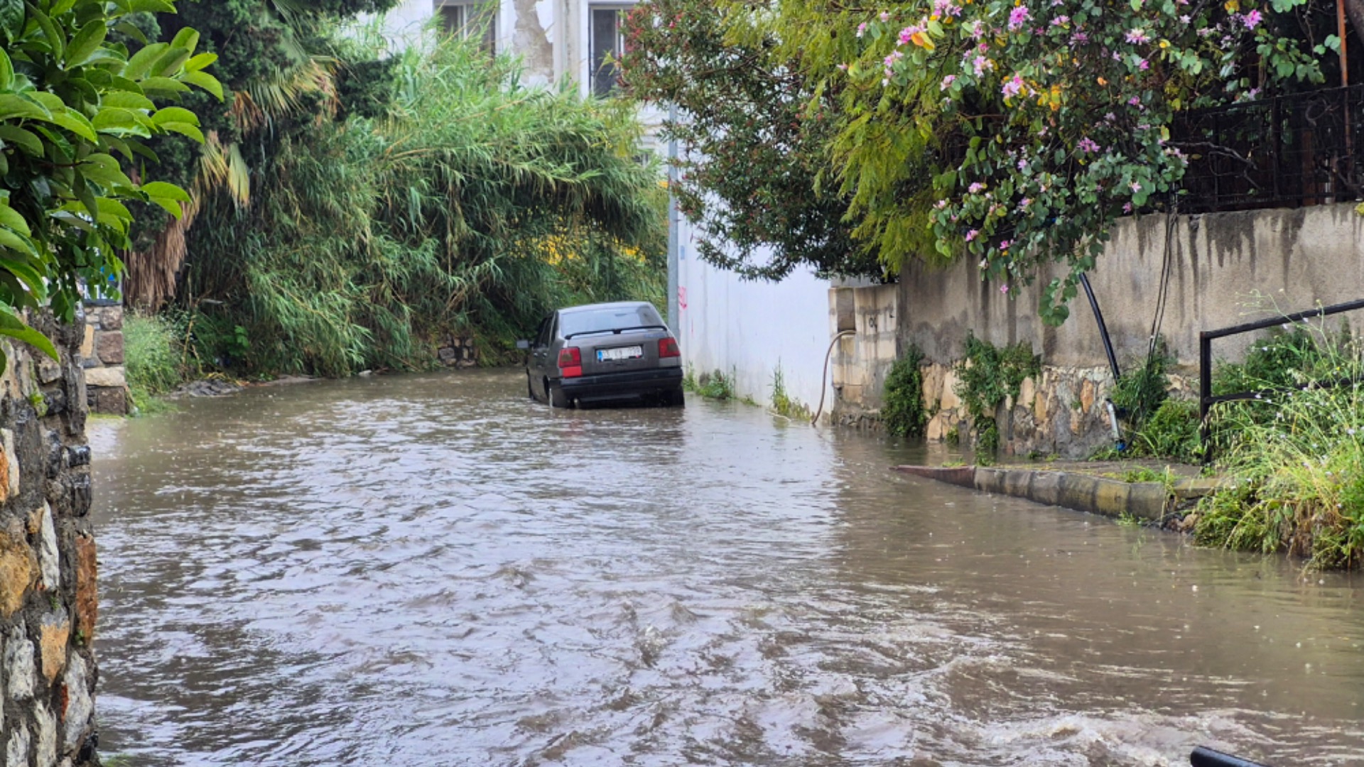 Bodrum’da sağanak yağış etkili oldu