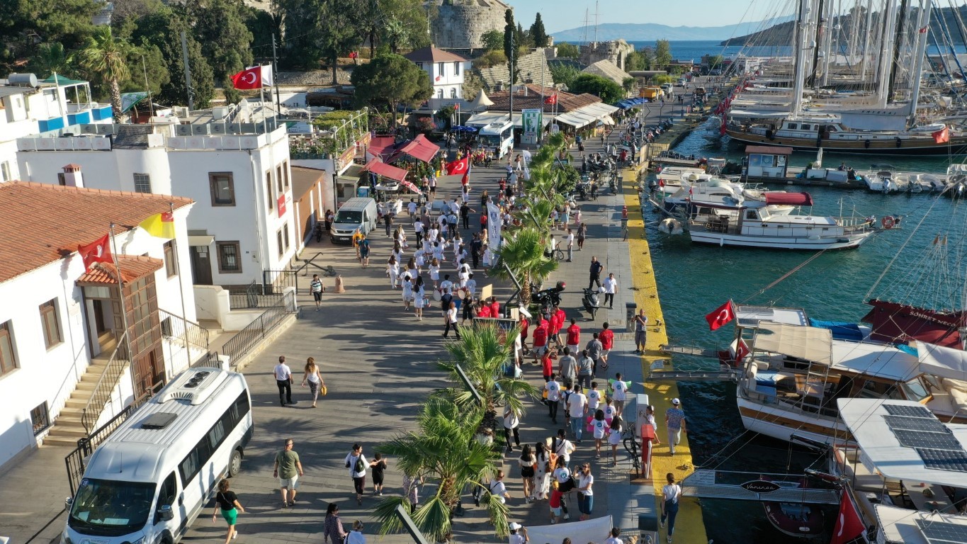 Dünya Çevre Günü'nde 25 dalgıçla deniz dibi temizliği yapıldı 