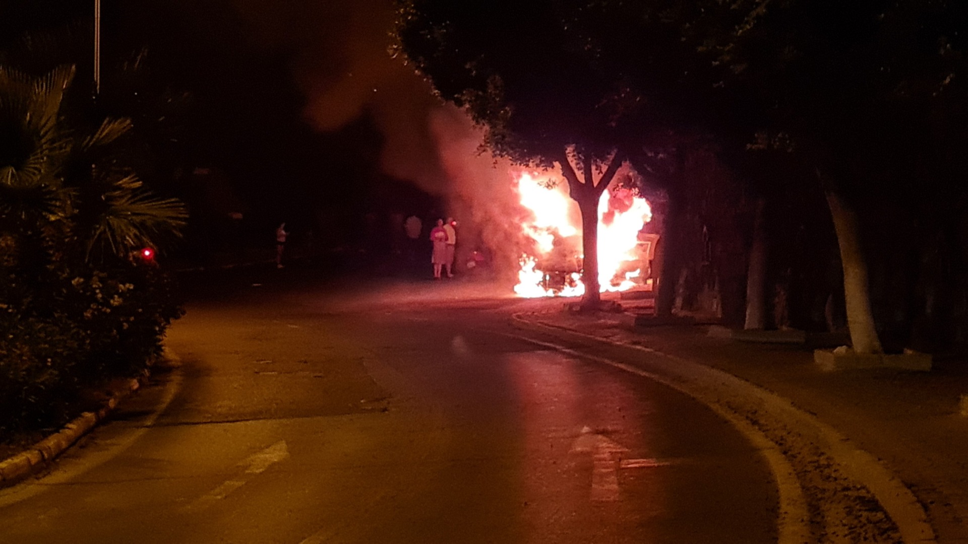 Konacık'ta gece yarısı bir otomobil yanarak küle döndü!