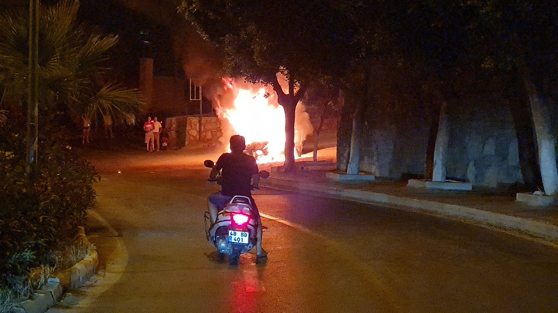 Konacık'ta gece yarısı bir otomobil yanarak küle döndü!