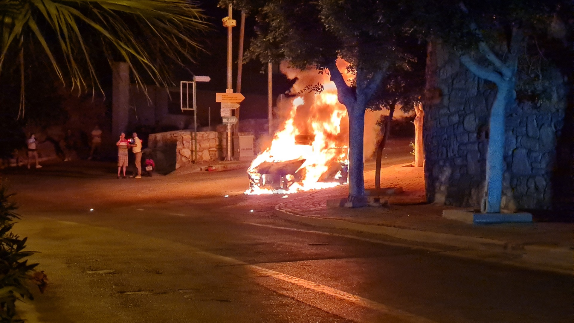 Konacık'ta gece yarısı bir otomobil yanarak küle döndü!