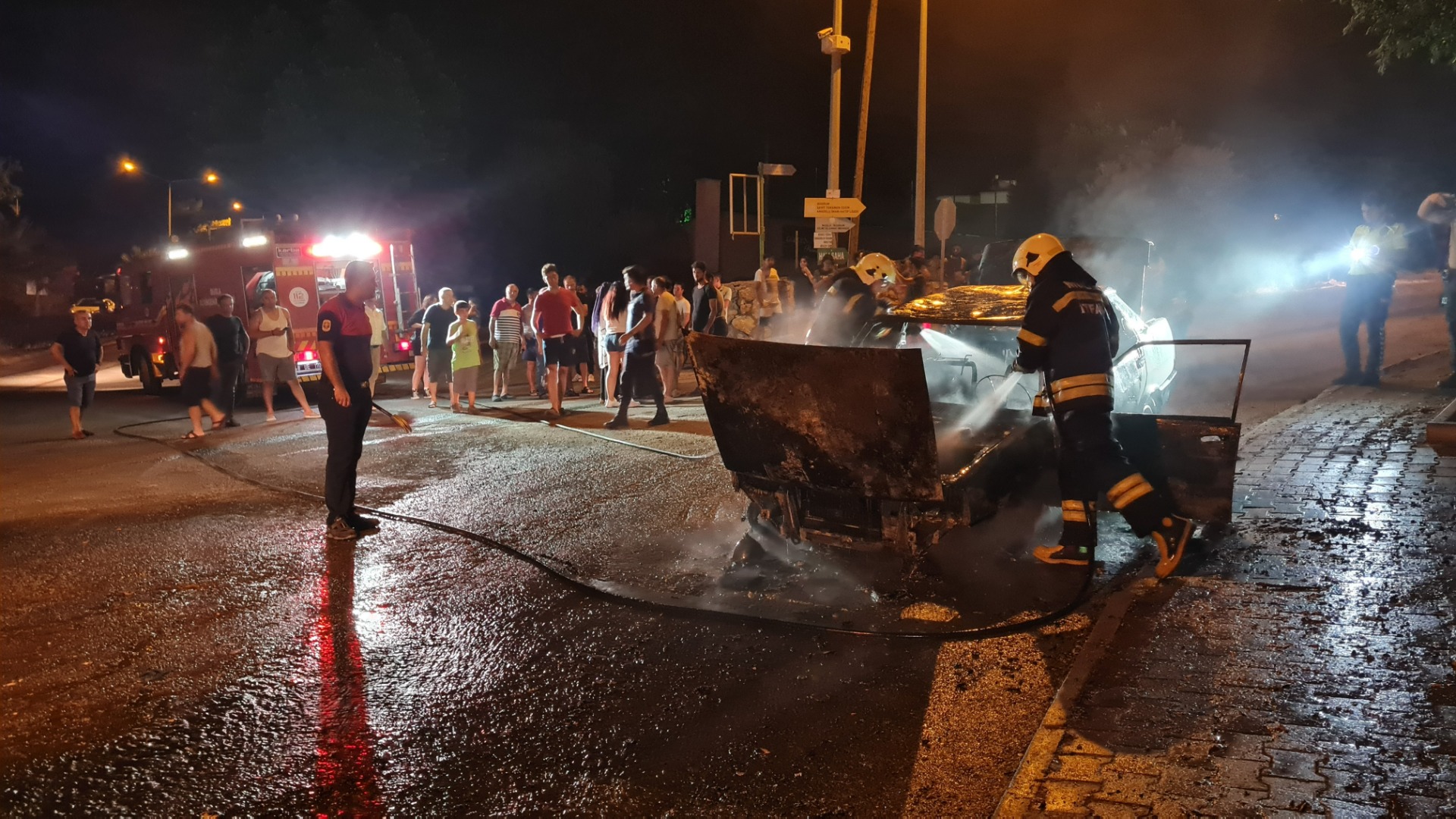 Konacık'ta gece yarısı bir otomobil yanarak küle döndü!