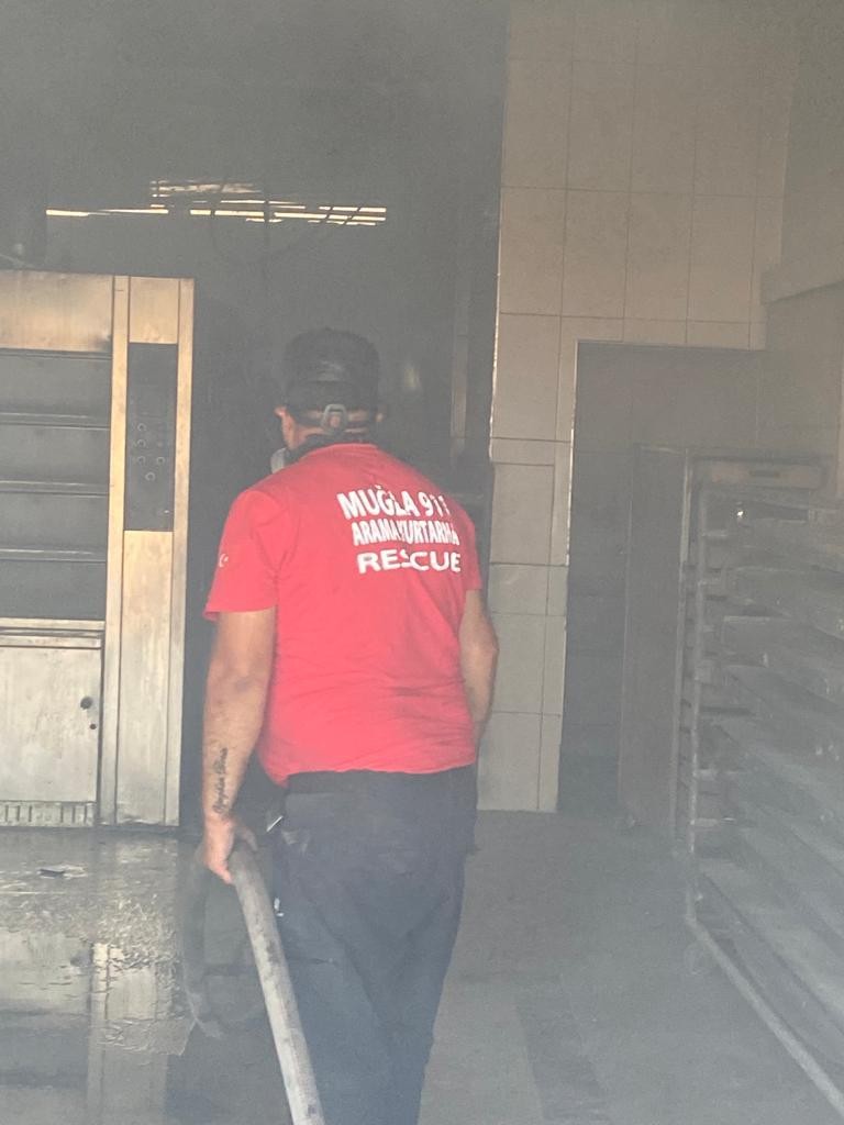 Bodrum'da fırının arkasında çıkan yangın, fırına ve makilik alana sıçradı  