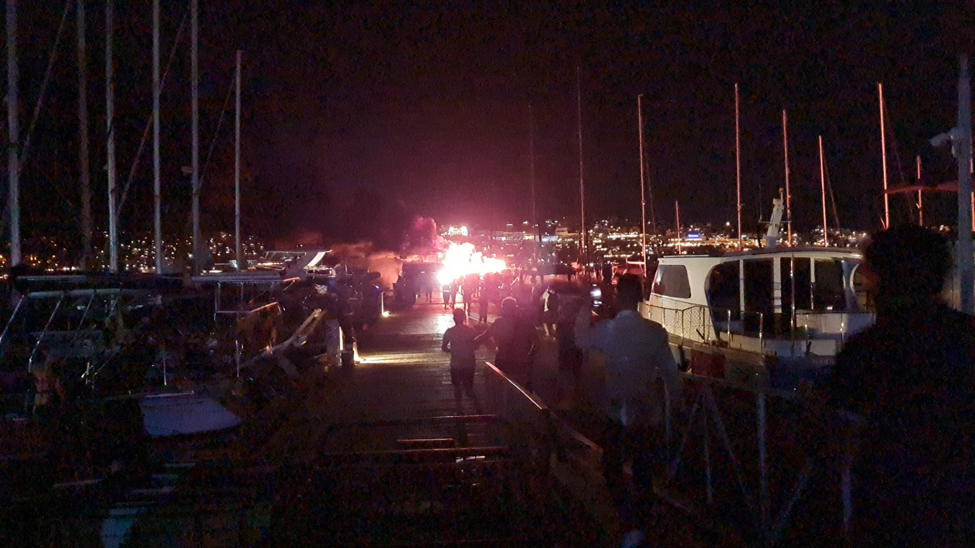 Milyonlarca lira değerindeki motoryat yanarak sulara gömüldü