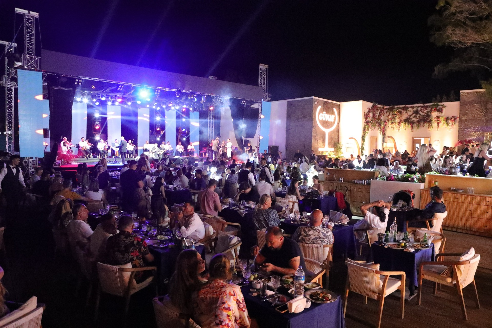 İbrahim Tatlıses 15 yıl aradan sonra Bodrum’da hayranlarıyla buluştu  