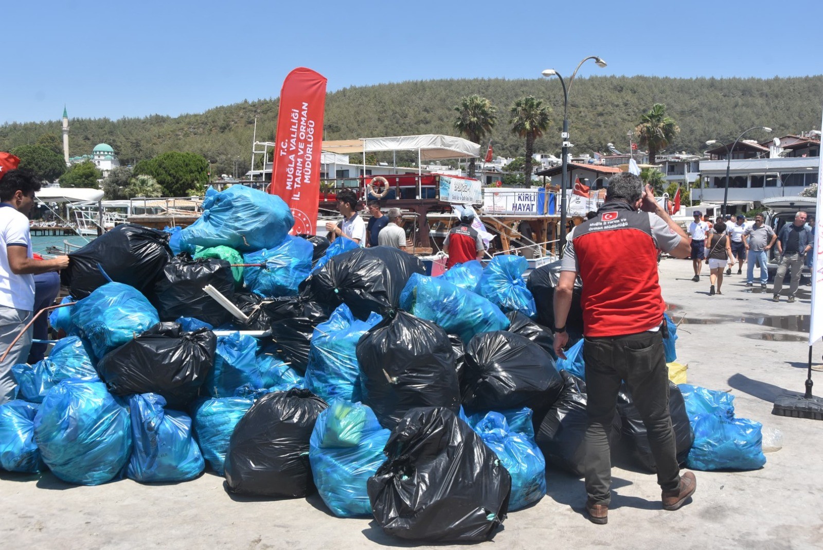 Muğla İl Tarım ve Orman ekipleri, Bodrum kıyılarından ve denizden binlerce ton çöp çıkardı