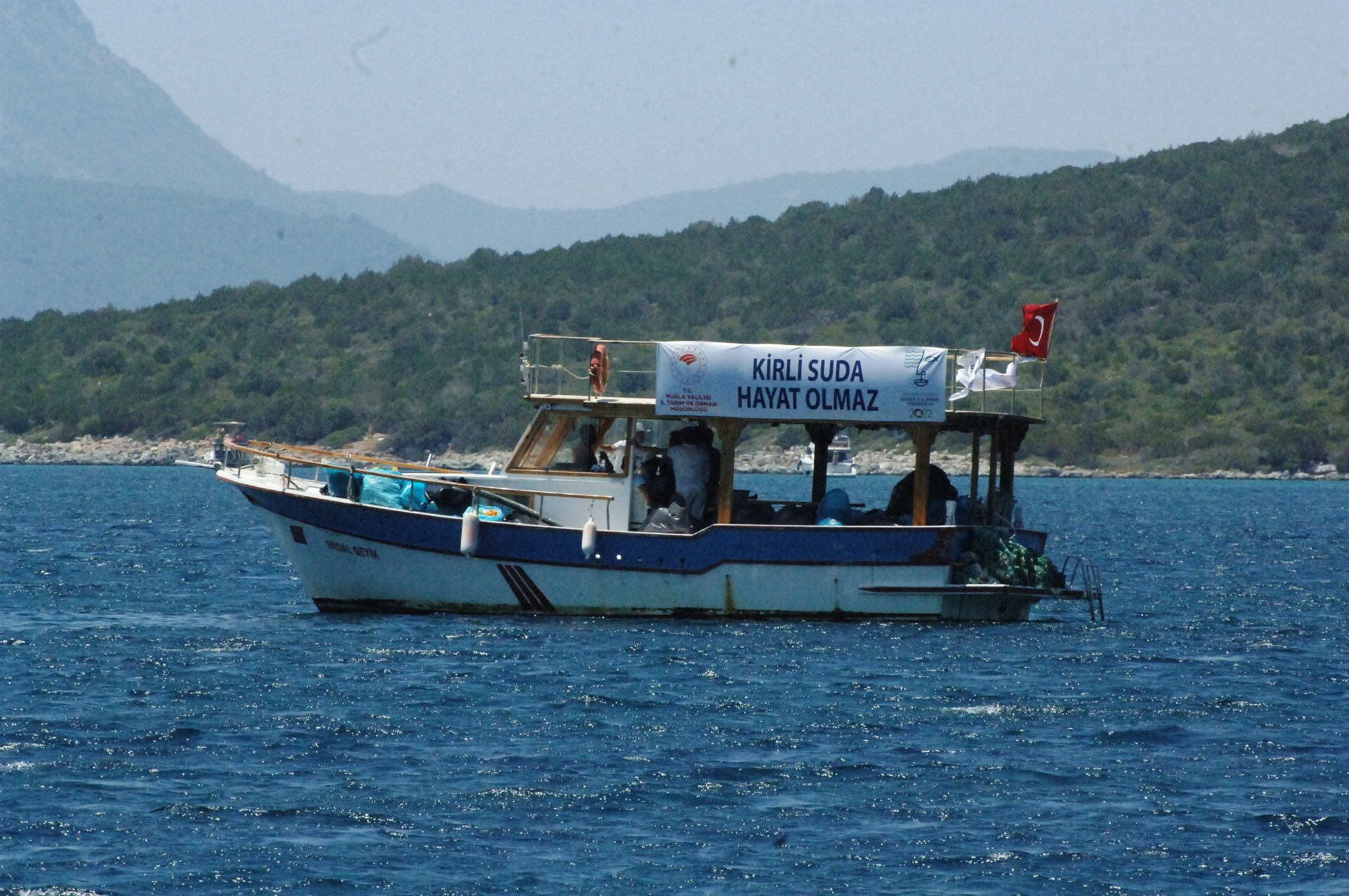 Muğla İl Tarım ve Orman ekipleri, Bodrum kıyılarından ve denizden binlerce ton çöp çıkardı