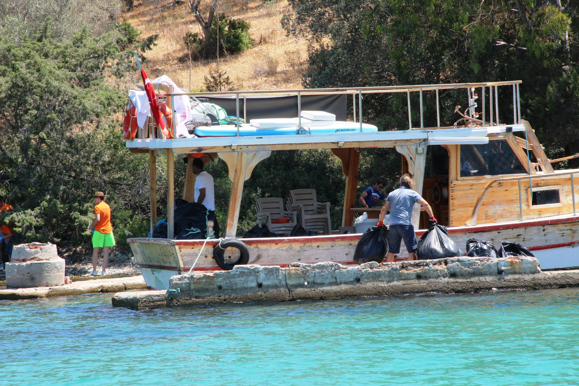 Muğla İl Tarım ve Orman ekipleri, Bodrum kıyılarından ve denizden binlerce ton çöp çıkardı