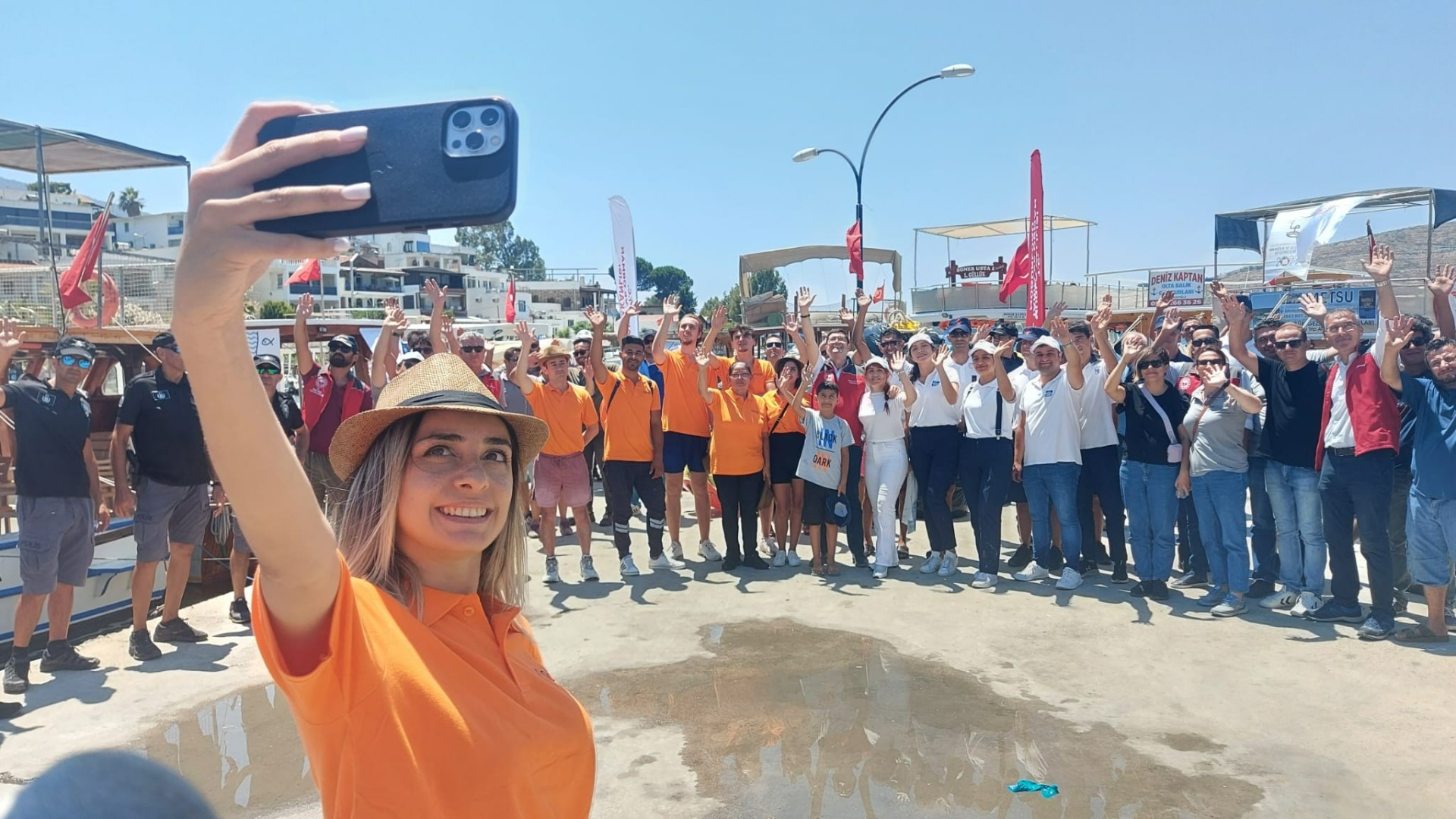 Muğla İl Tarım ve Orman ekipleri, Bodrum kıyılarından ve denizden binlerce ton çöp çıkardı
