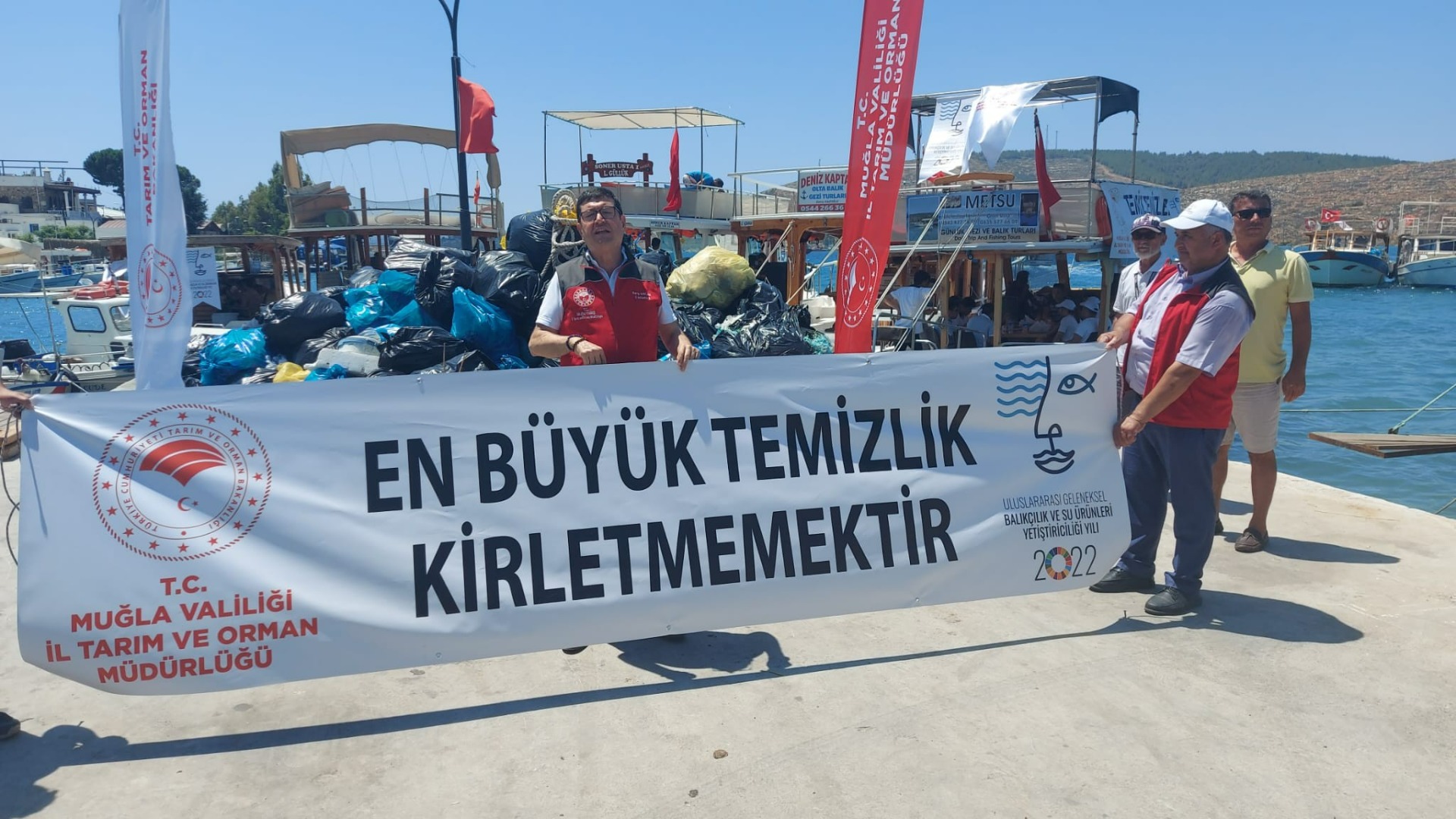 Muğla İl Tarım ve Orman ekipleri, Bodrum kıyılarından ve denizden binlerce ton çöp çıkardı