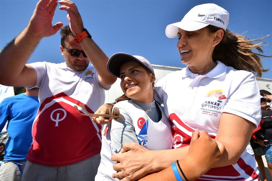 Medine Havva Tatlıcan’dan tarihi başarı! Türkiye'ye optimist sınıfında ilk altın madalyayı kazandırdı 