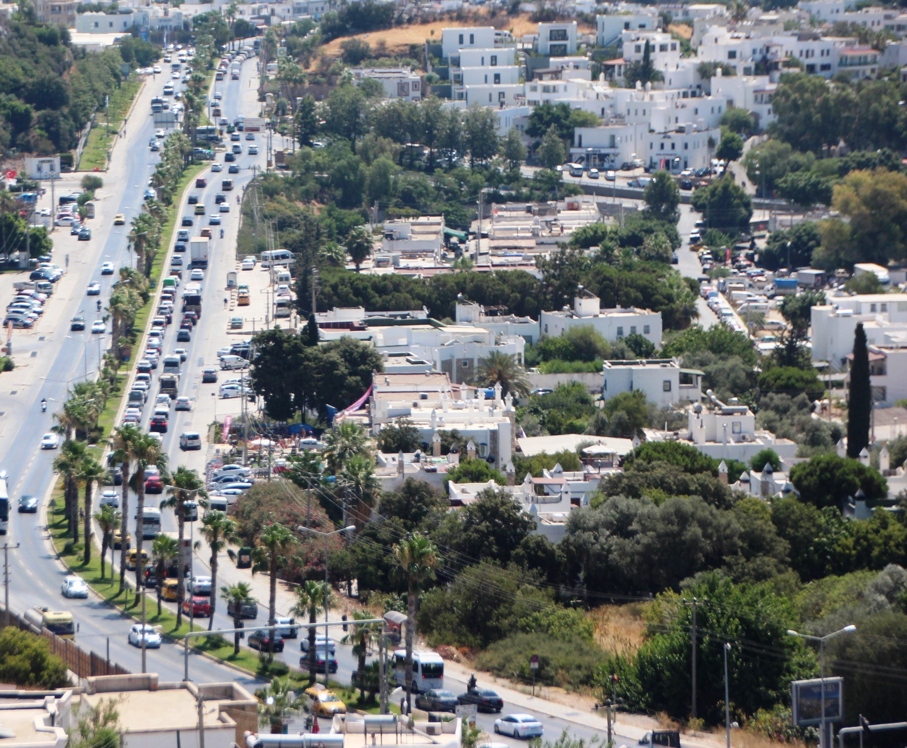 Bodrum’a tatilci akını başladı: Trafik kilitlendi, sahiller taştı!