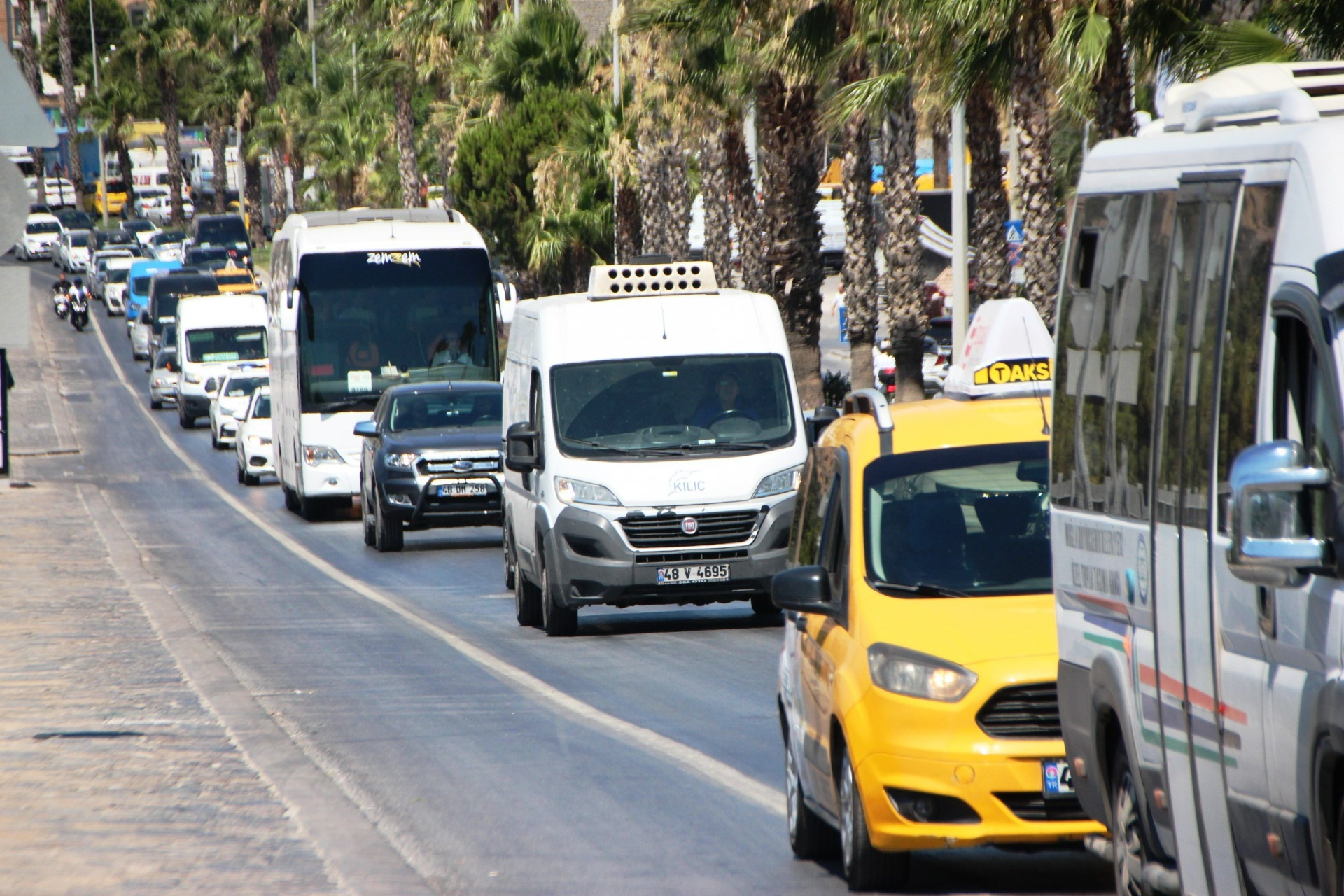 Bodrum’a tatilci akını başladı: Trafik kilitlendi, sahiller taştı!