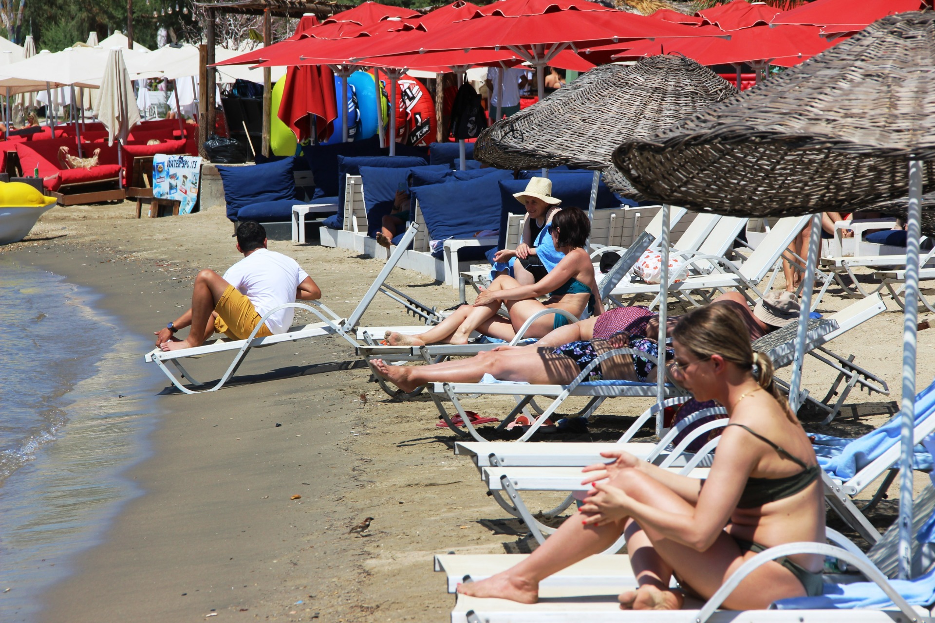 Bodrum’a tatilci akını başladı: Trafik kilitlendi, sahiller taştı!