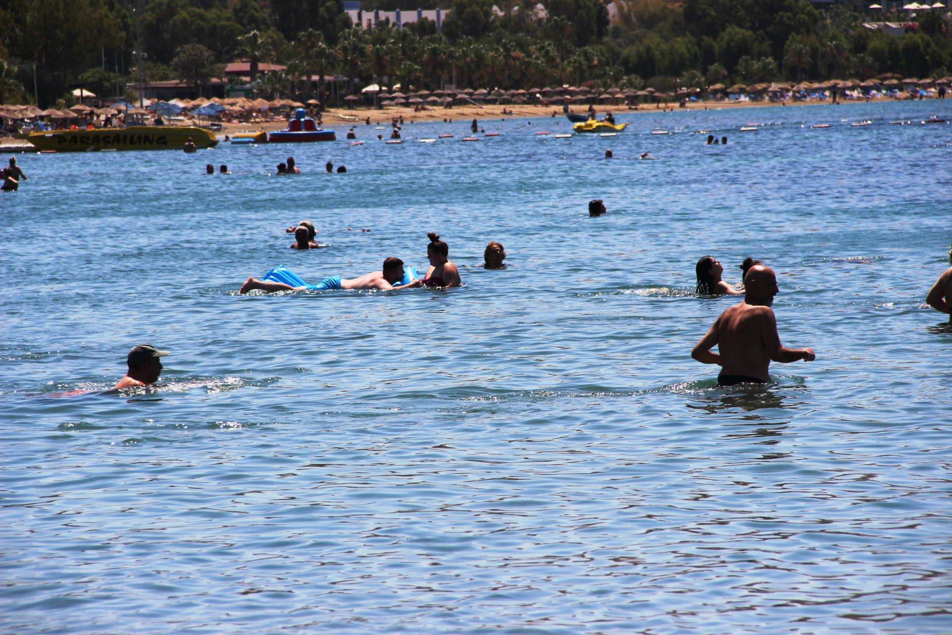 Bodrum’a tatilci akını başladı: Trafik kilitlendi, sahiller taştı!