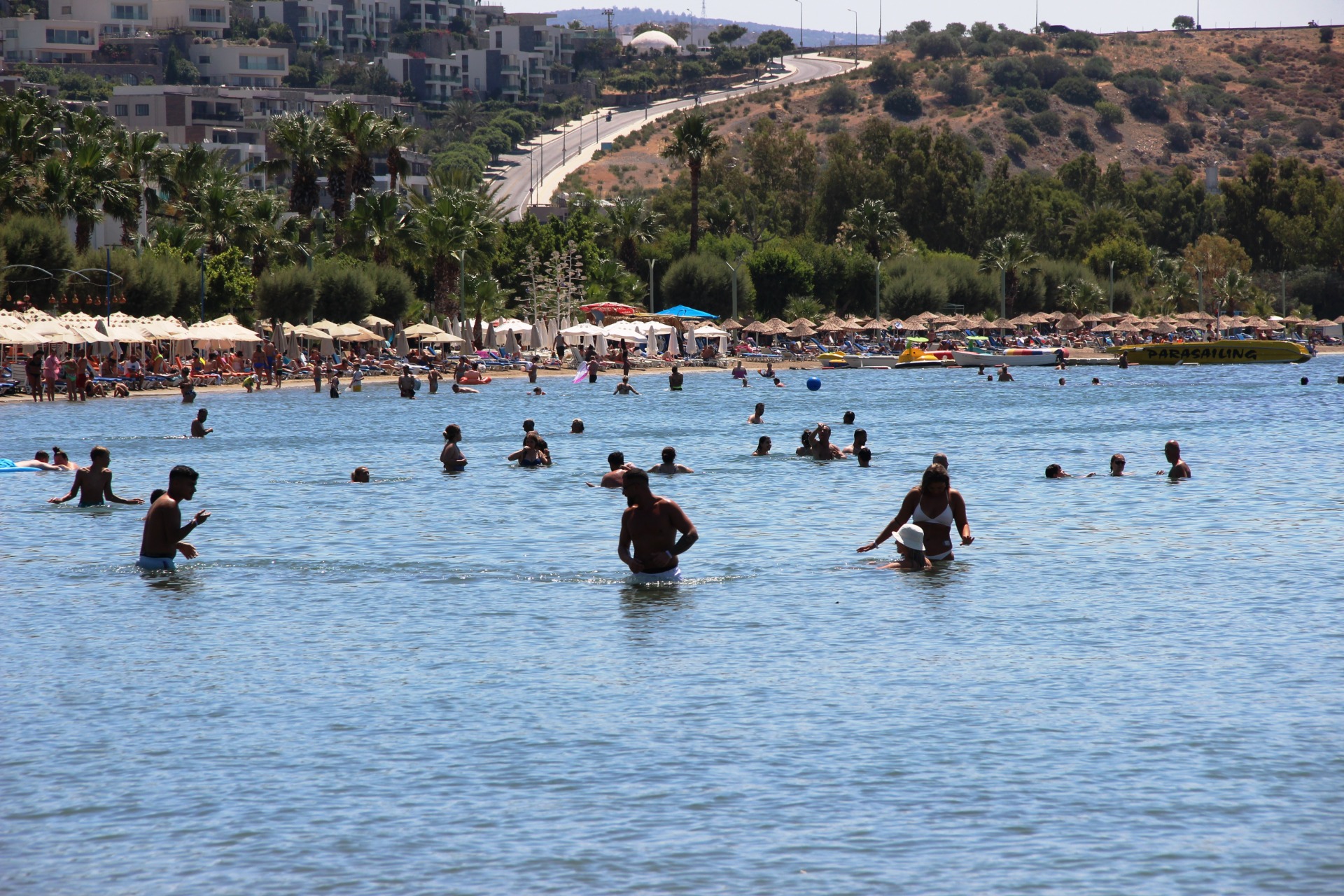 Bodrum’a tatilci akını başladı: Trafik kilitlendi, sahiller taştı!