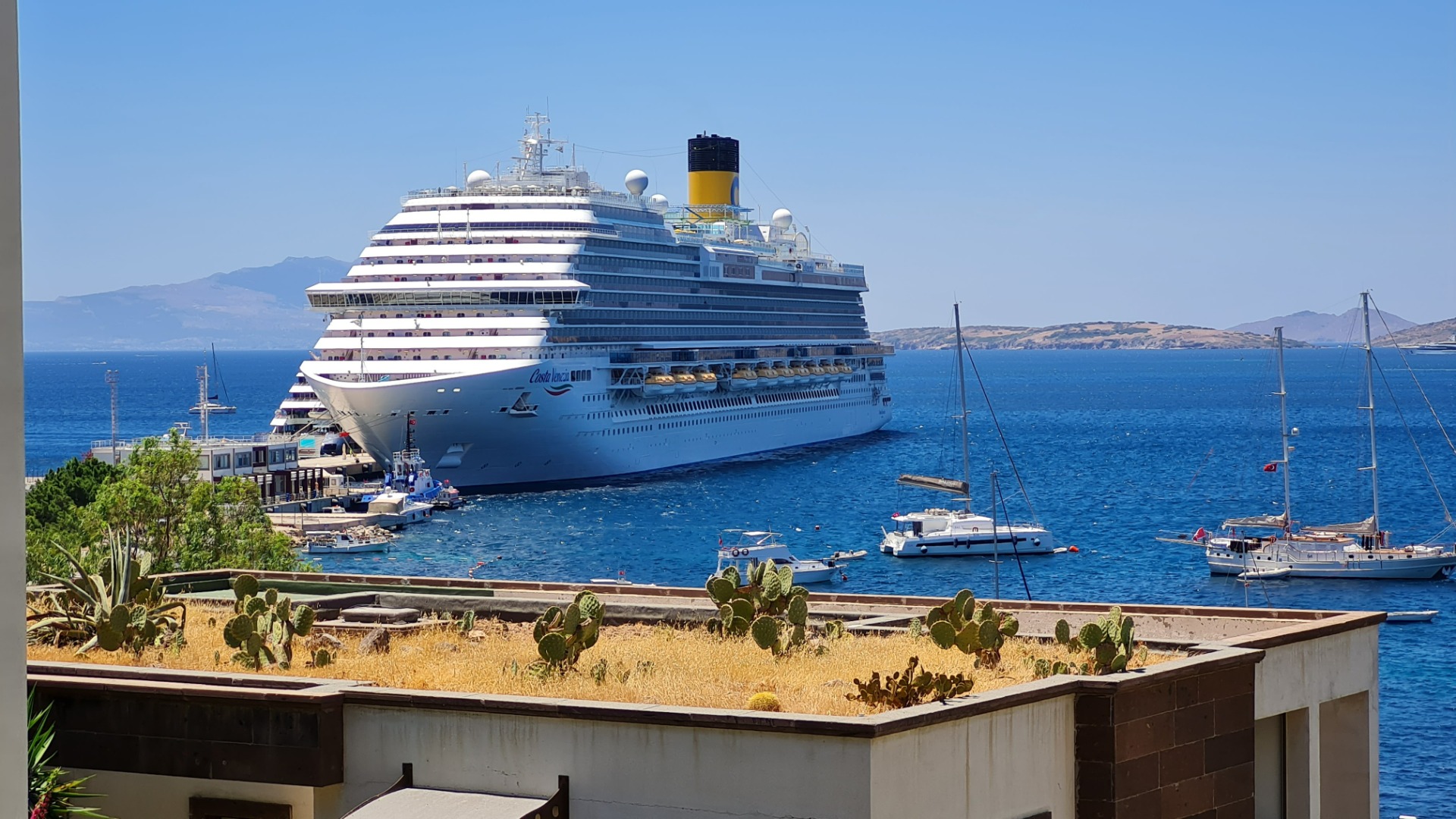 323 metre uzunluğundaki dev gemi, bir kez daha Bodrum’da  