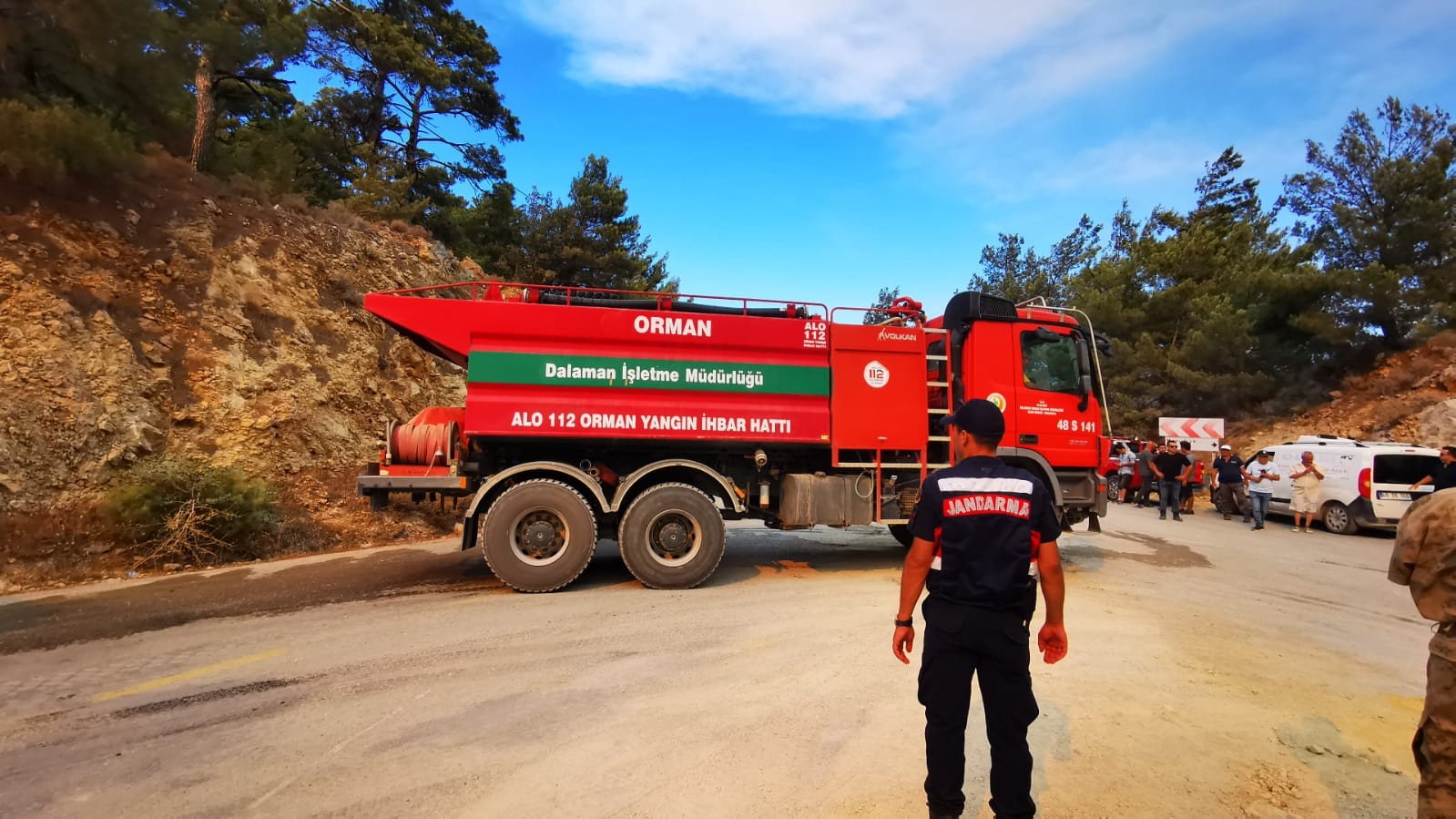 1 ev yandı! Yerleşim yerlerine ulaşan Datça yangınına 18 helikopter, 7 uçak ile müdahale ediliyor... 
