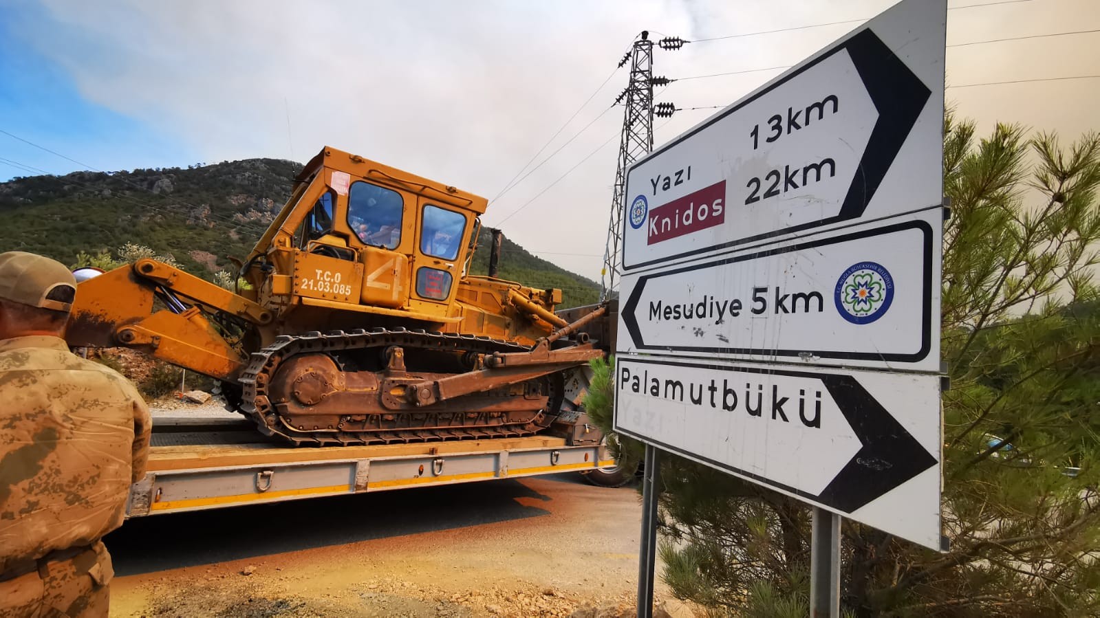 1 ev yandı! Yerleşim yerlerine ulaşan Datça yangınına 18 helikopter, 7 uçak ile müdahale ediliyor... 