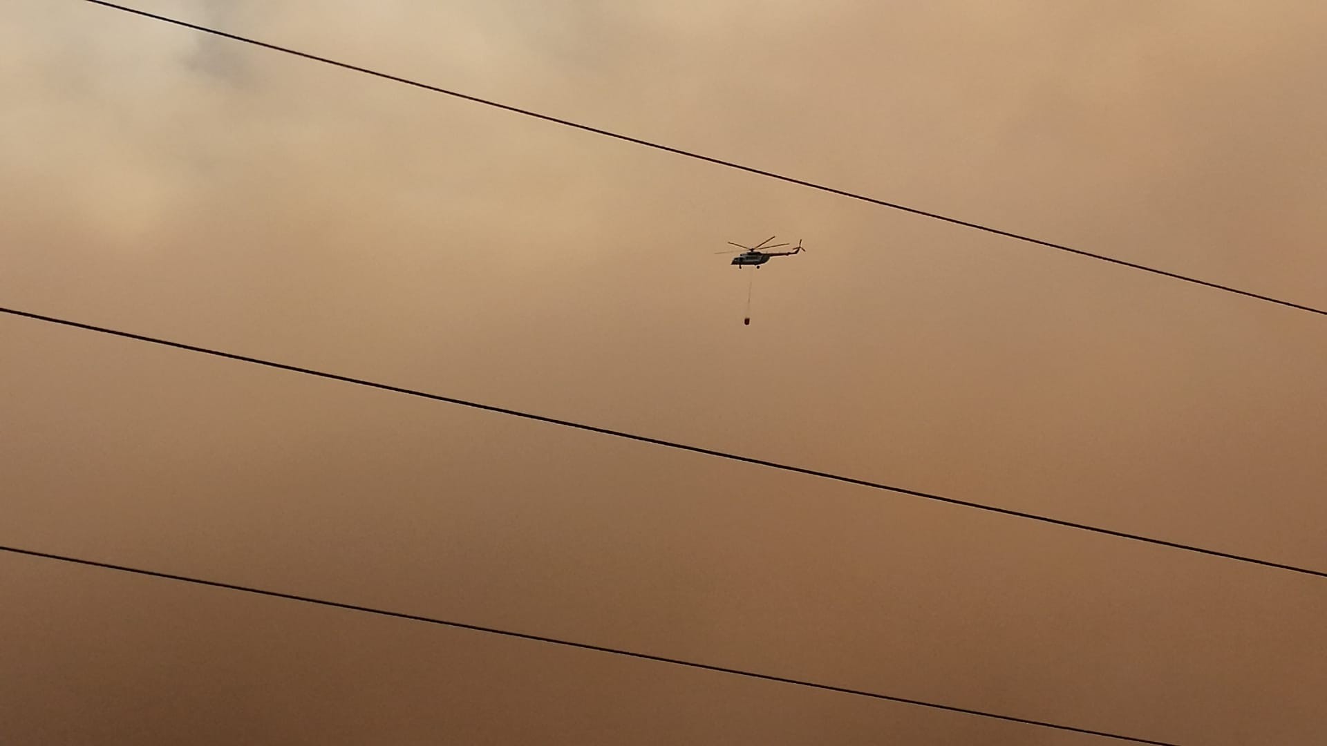 1 ev yandı! Yerleşim yerlerine ulaşan Datça yangınına 18 helikopter, 7 uçak ile müdahale ediliyor... 