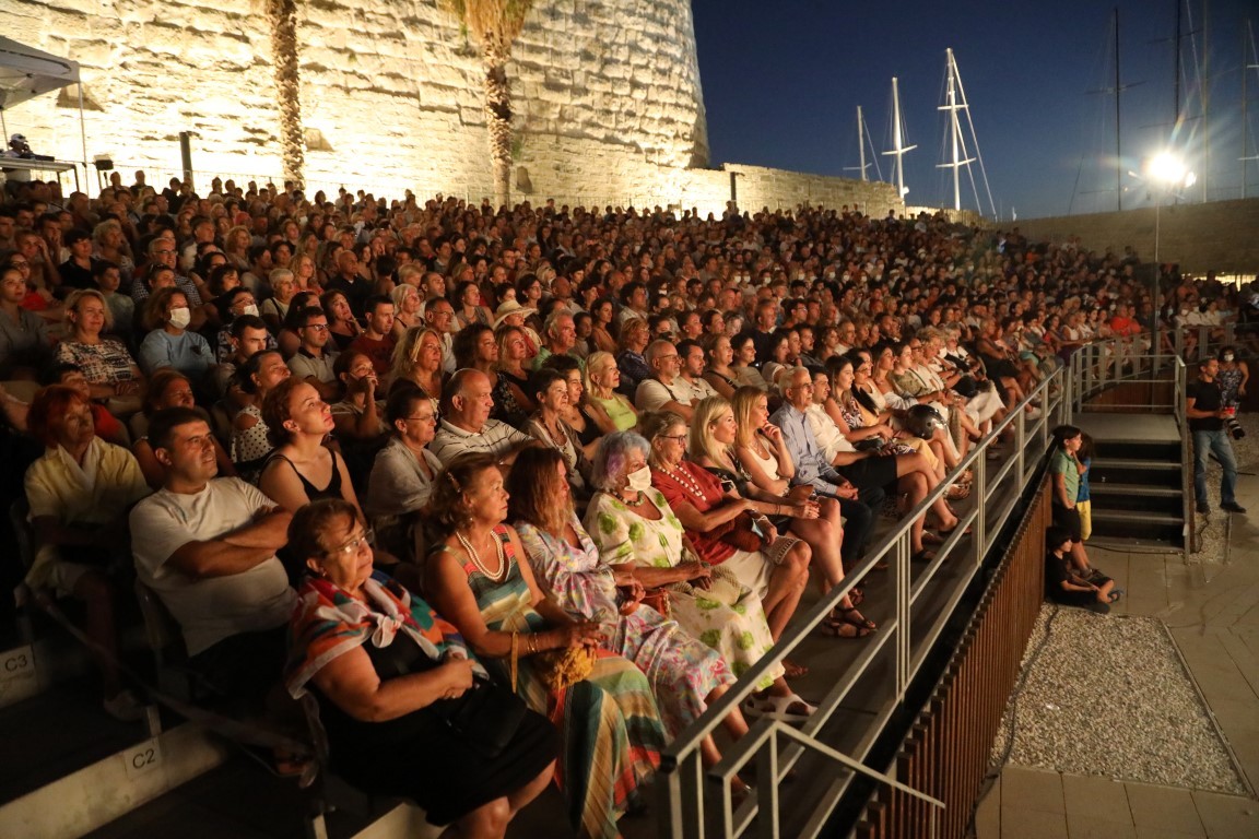 Bodrum Kalesi’nde Şehir Tiyatrosu rüzgarı: ‘Yalancı Aranıyor’ oyununun galası yapıldı  