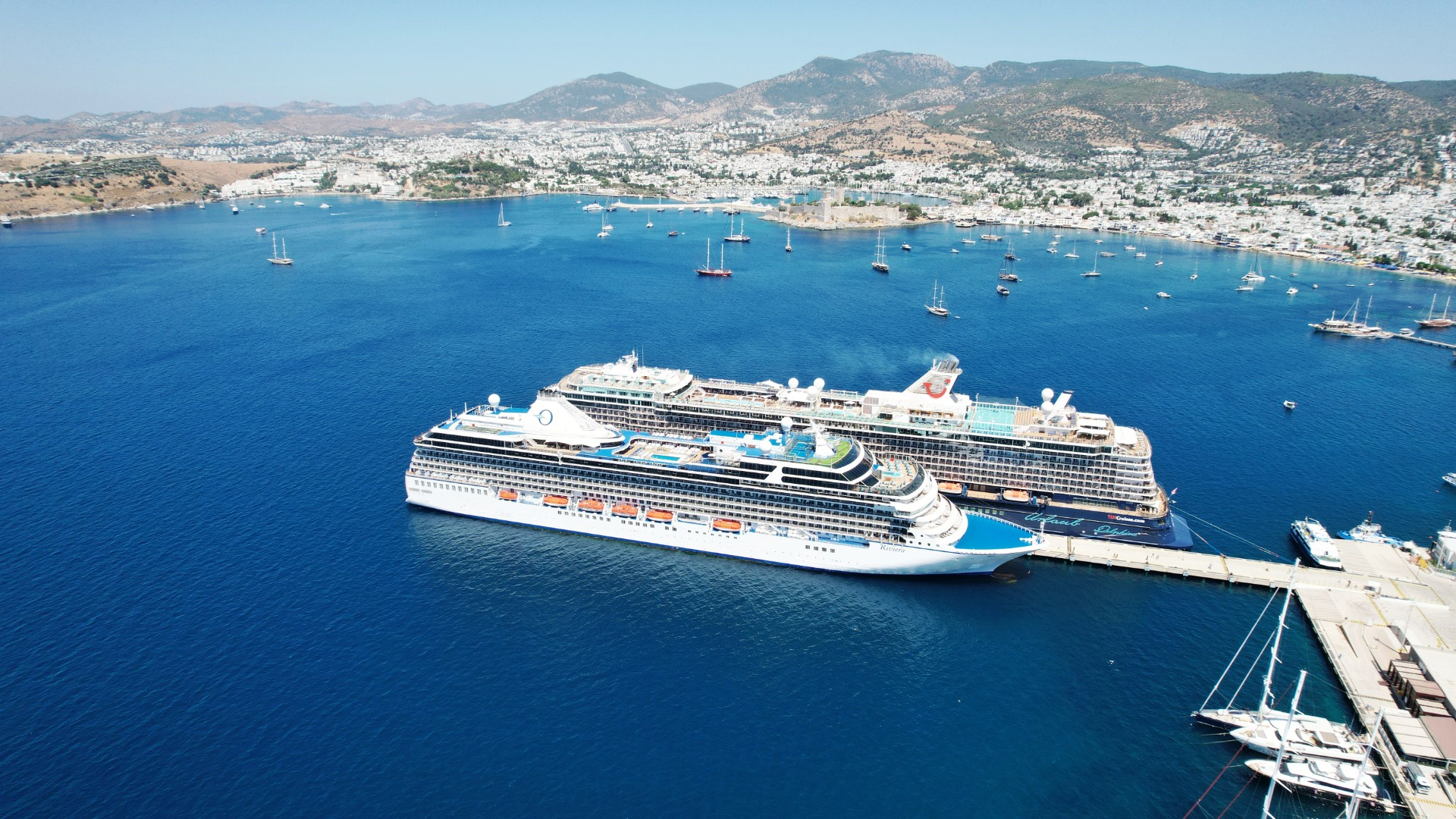 Bodrum’a 2 dev gemi birden geldi, 2 bin 804 turist getirdi