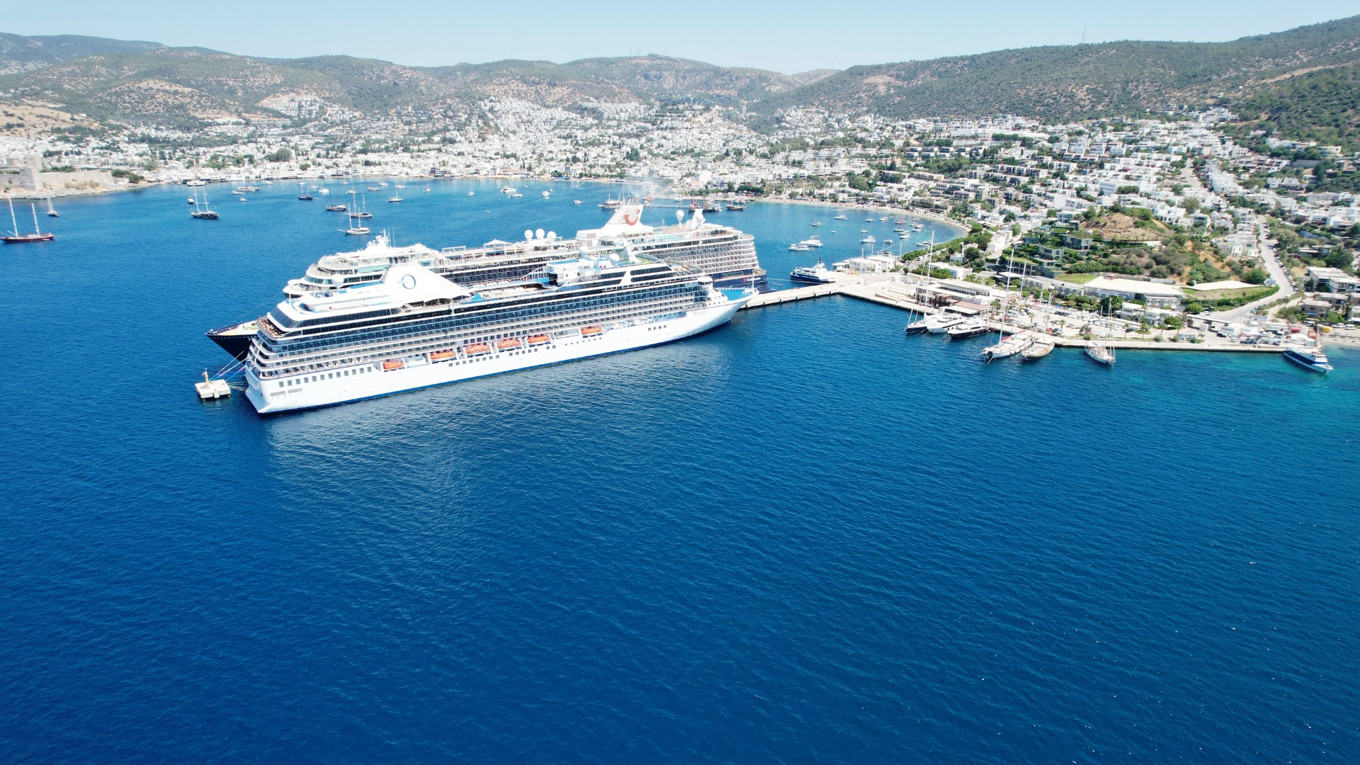 Bodrum’a 2 dev gemi birden geldi, 2 bin 804 turist getirdi