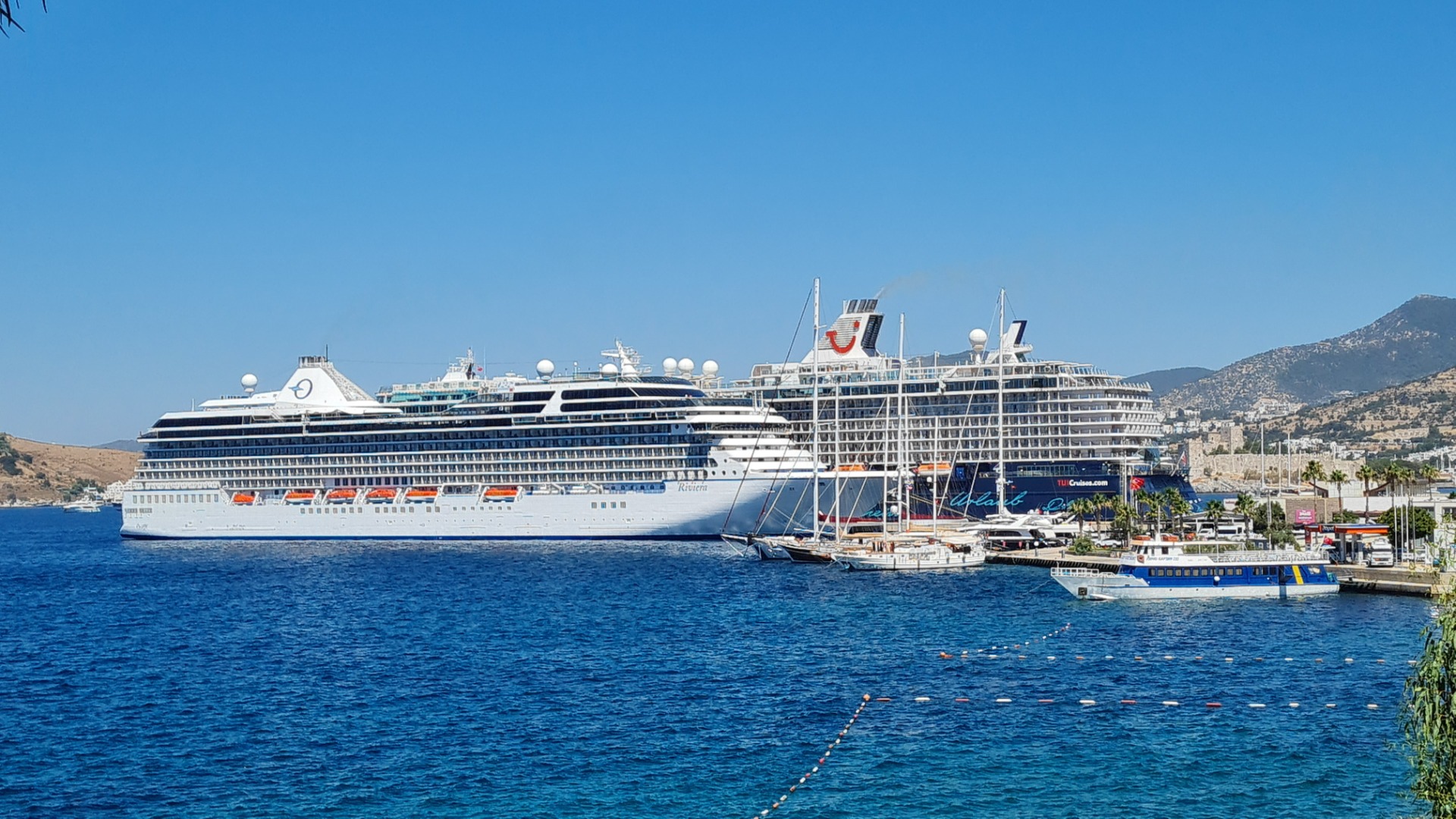 Bodrum’a 2 dev gemi birden geldi, 2 bin 804 turist getirdi