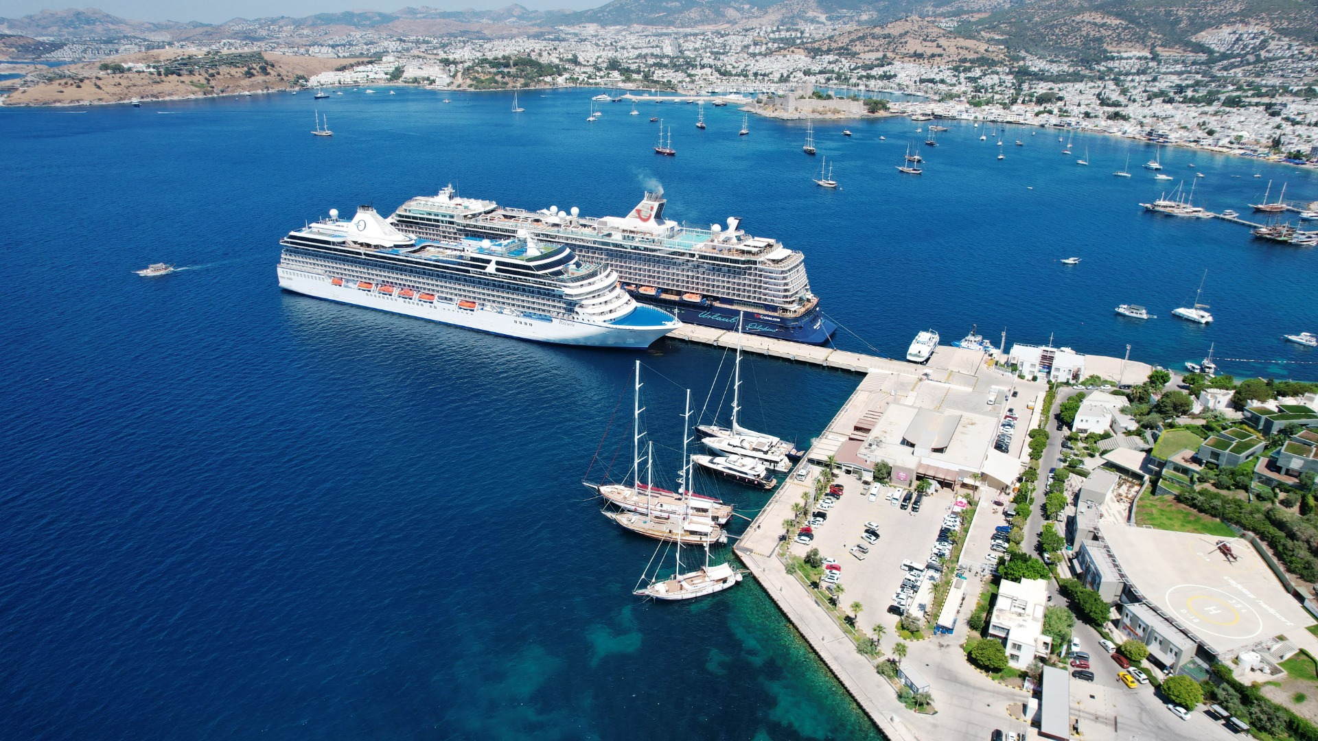 Bodrum’a 2 dev gemi birden geldi, 2 bin 804 turist getirdi