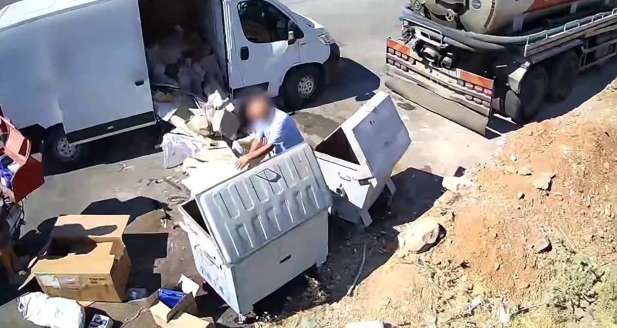 Önce attı, kameraya yakalanınca geri topladı  