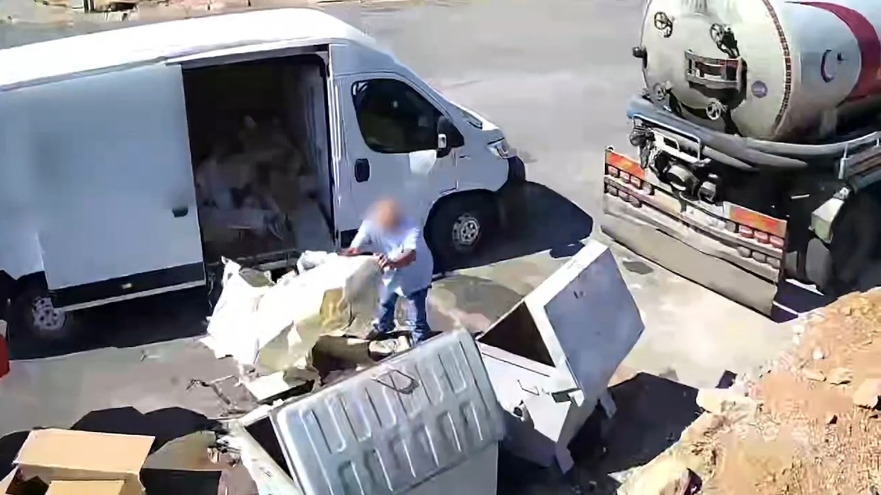 Önce attı, kameraya yakalanınca geri topladı  
