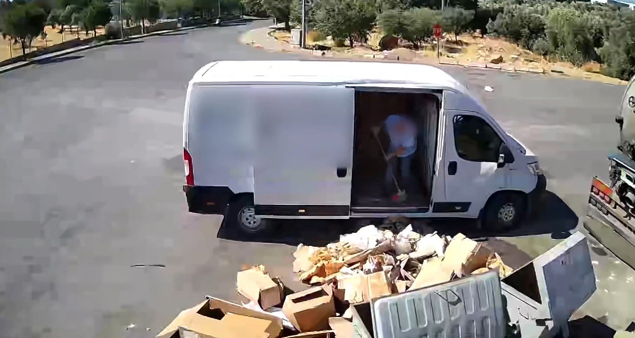 Önce attı, kameraya yakalanınca geri topladı  