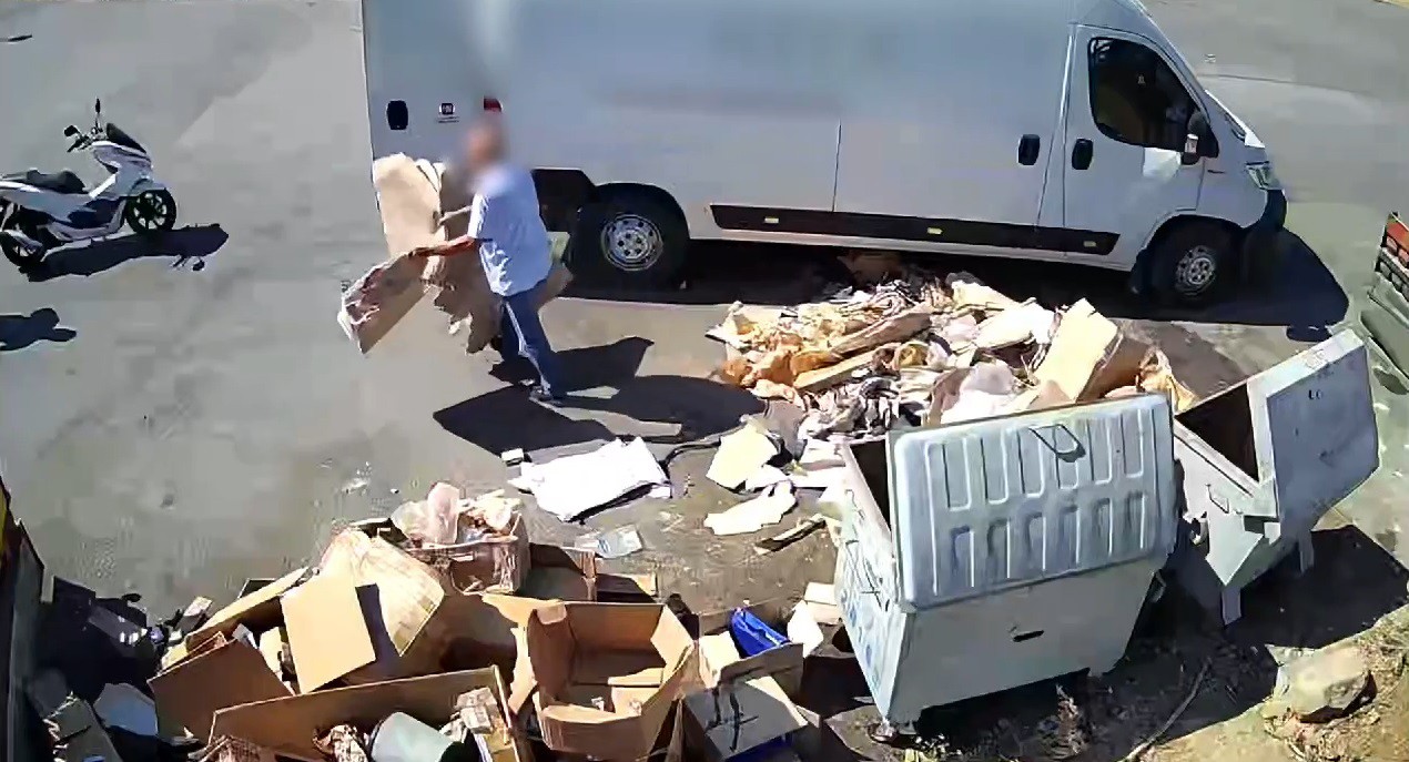 Önce attı, kameraya yakalanınca geri topladı  