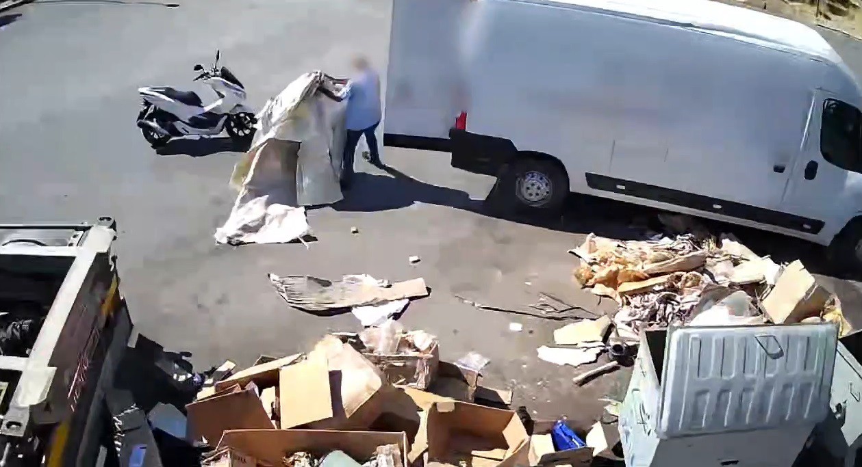 Önce attı, kameraya yakalanınca geri topladı  