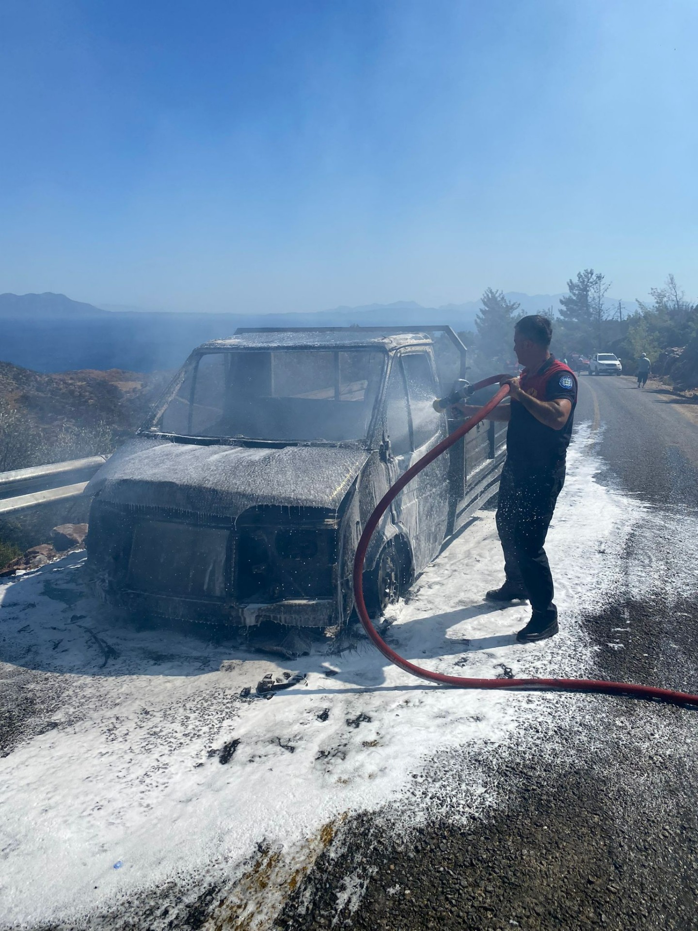 Bodrum’da seyir halindeki kamyonet yandı   