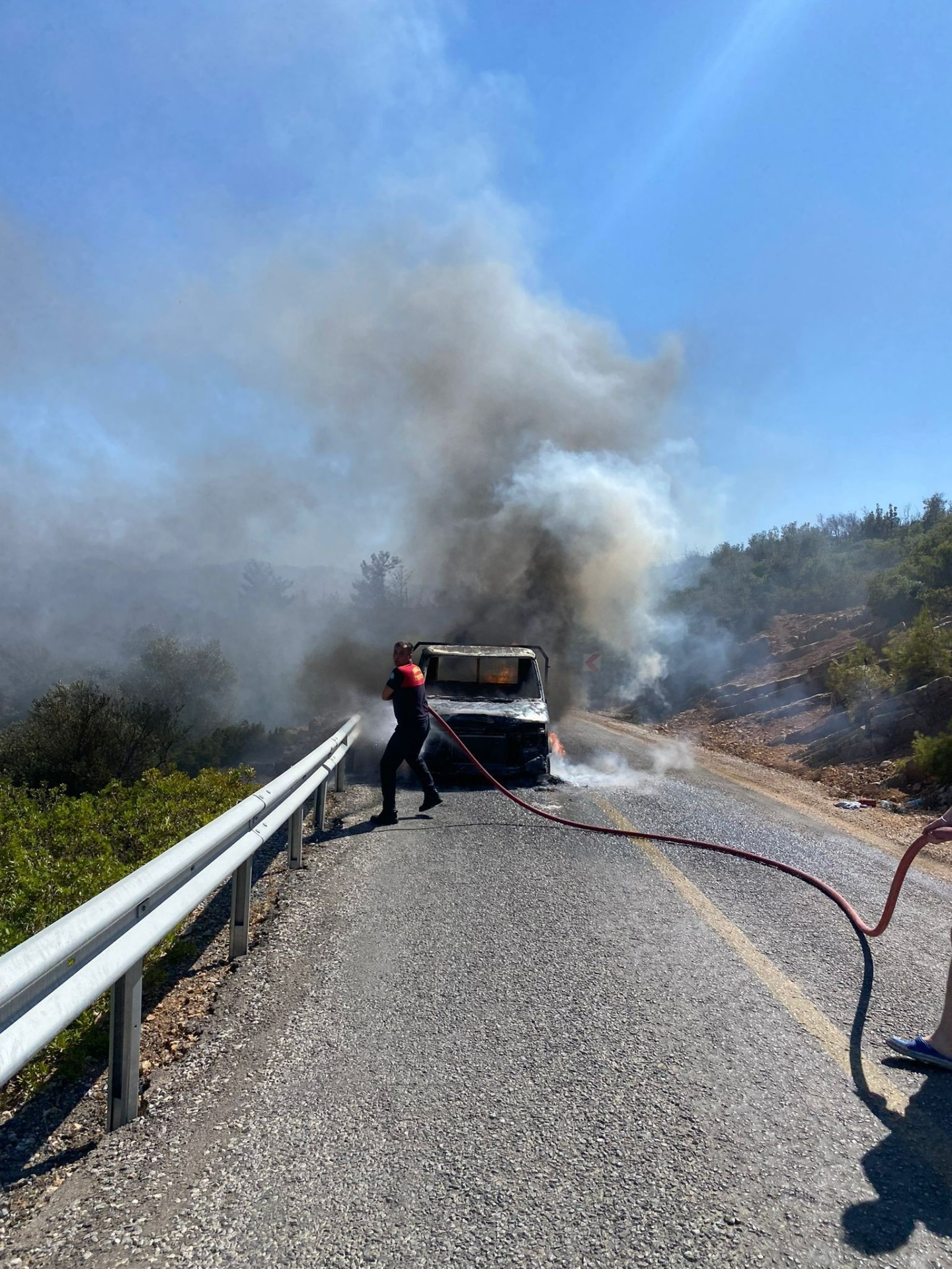 Bodrum’da seyir halindeki kamyonet yandı   