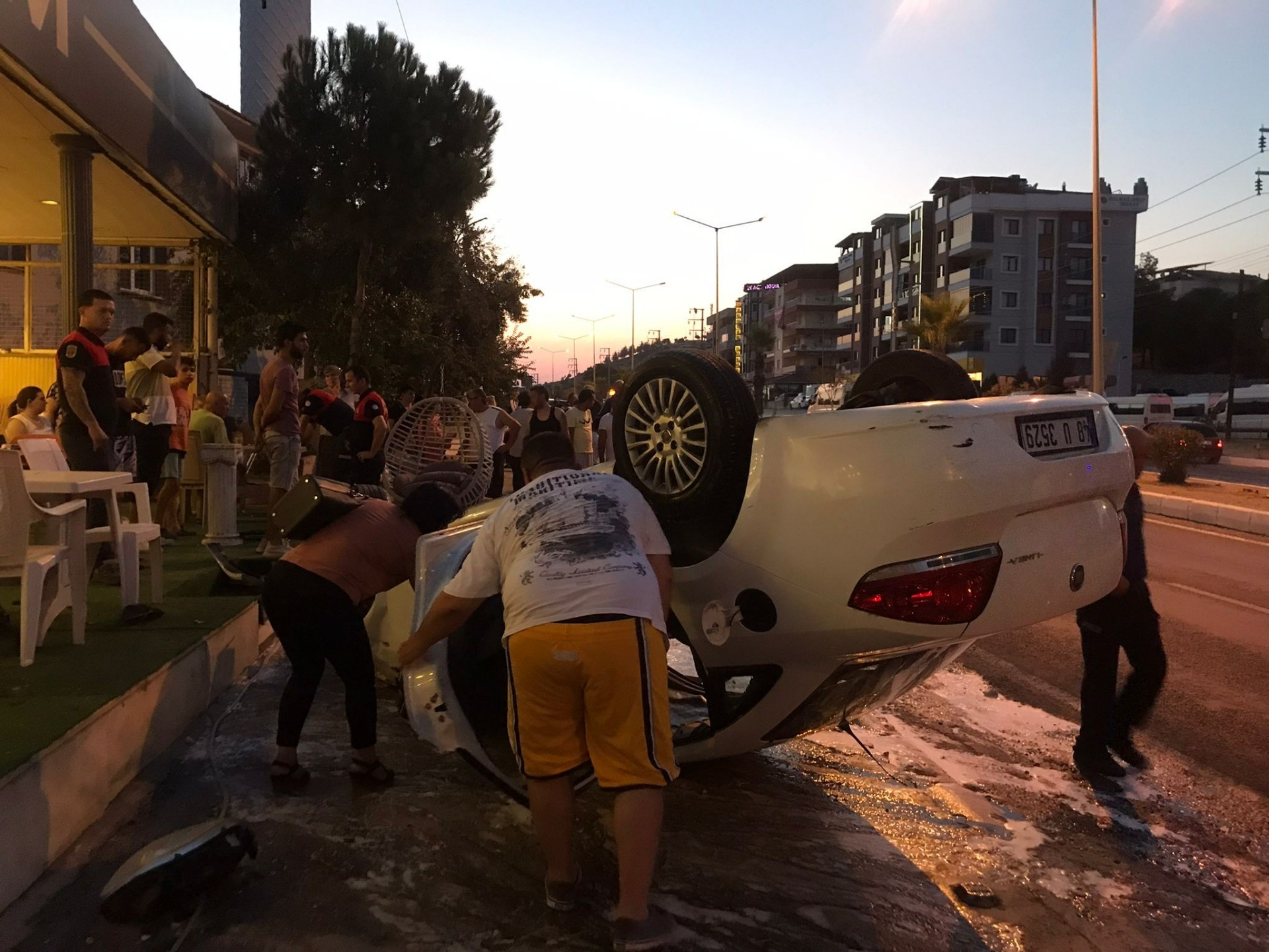 Kamyonet ve motosiklete çarpıp, işyerine girdi 