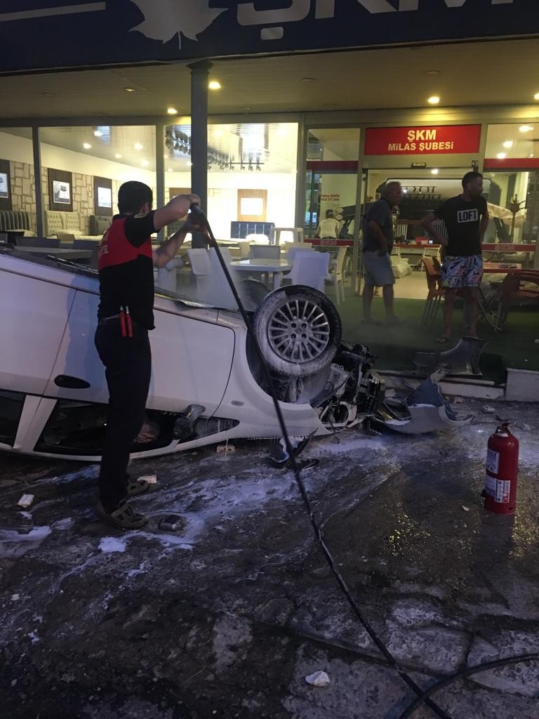 Kamyonet ve motosiklete çarpıp, işyerine girdi 